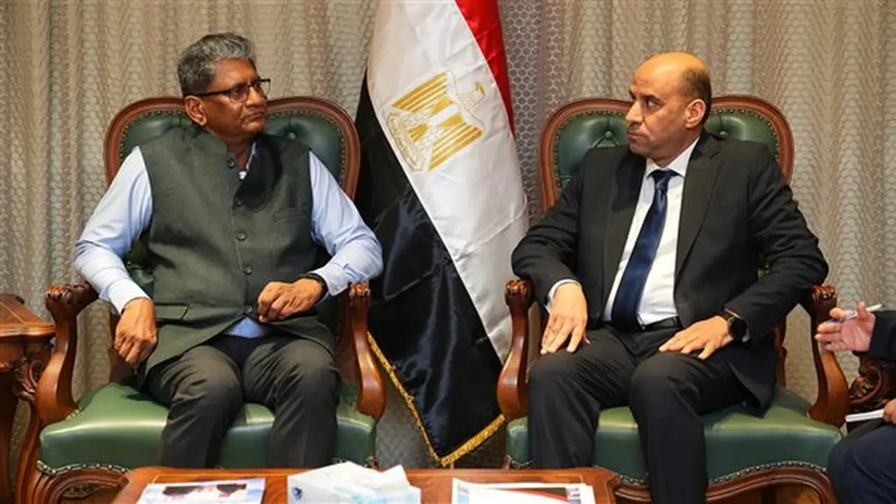 وزير العمل والسفير الهندي يناقشان شراكة جديدة في التدريب والتشغيل وتعزيز الاستثمار