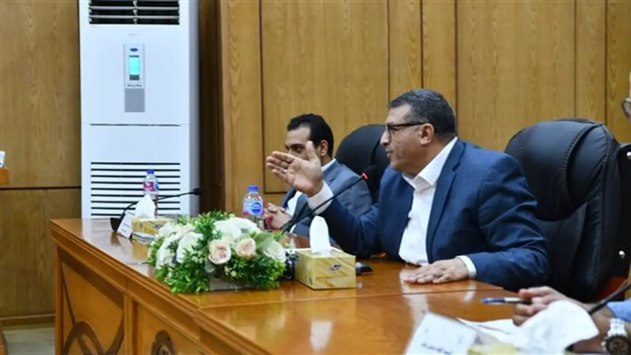 محافظ قنا يستعرض إجراءات حسم ملف أراضي المثلث الذهبي وضمان حقوق المواطنين (فيديو)