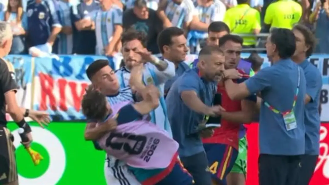 باريديس يتمسك برفض الاعتذار للاعبي إسبانيا بعد أحداث نهائي كأس العالم