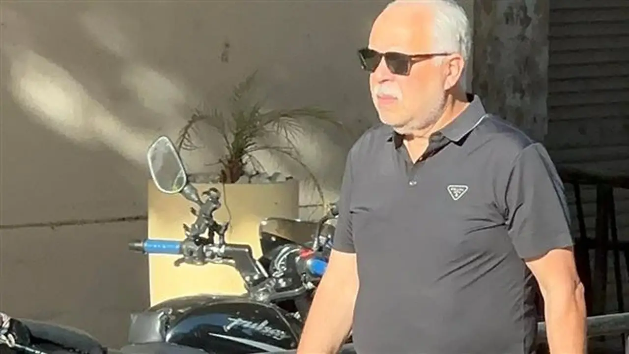 أشرف زكي يتقدم بالعزاء في الموسيقار هاني شنودة (فيديو)