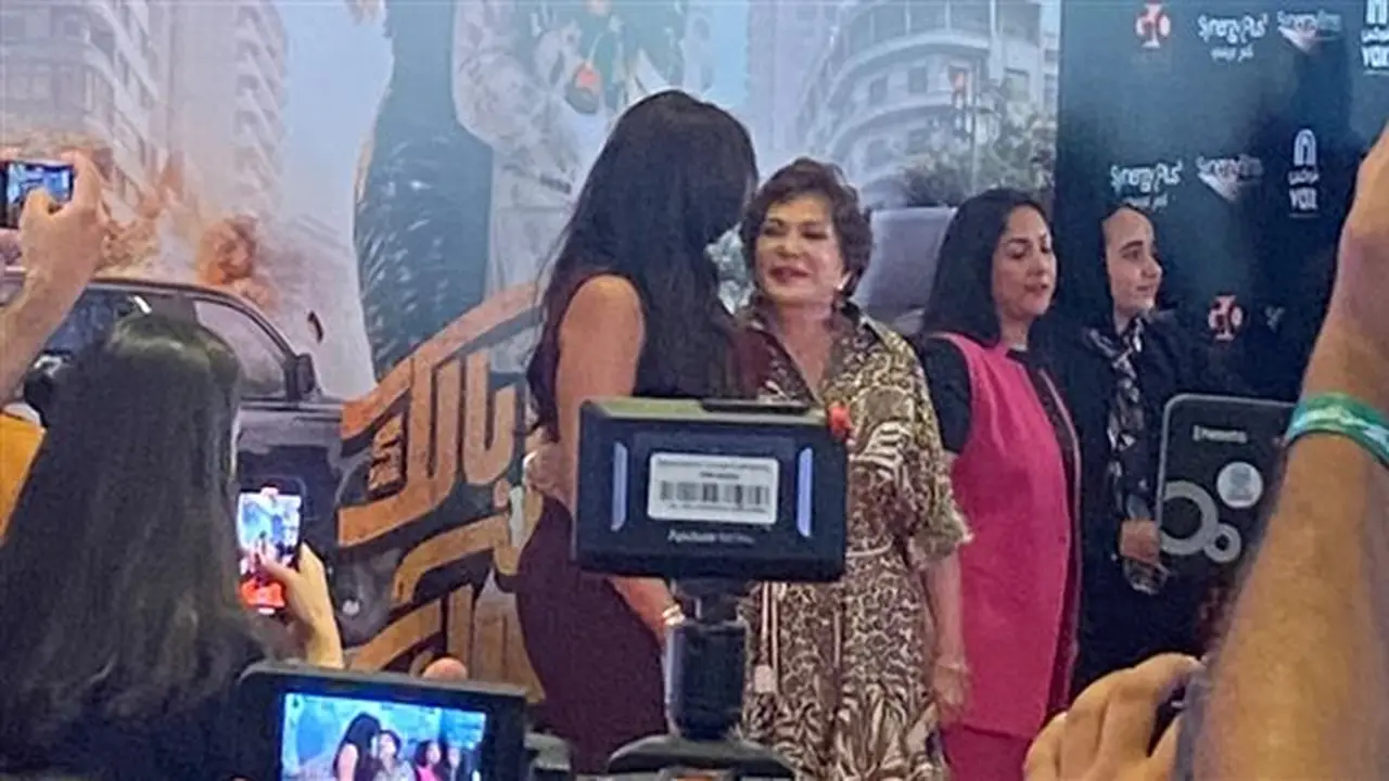 لبلبة تحتفل مع ياسمين عبد العزيز في العرض الخاص لفيلم ‘خلي بالك من نفسك’ (فيديو)