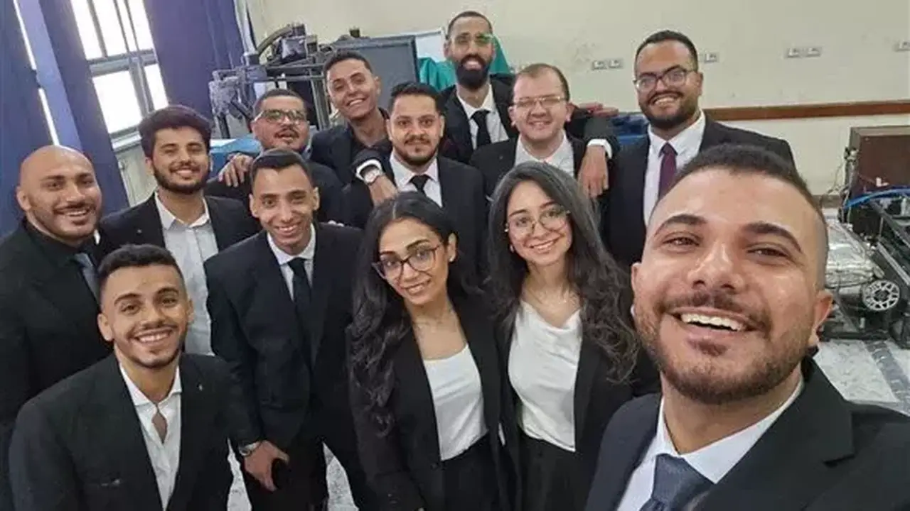 طلاب هندسة أسيوط يبتكرون ماكينة لتحويل المخلفات البلاستيكية إلى بلاط إنترلوك
