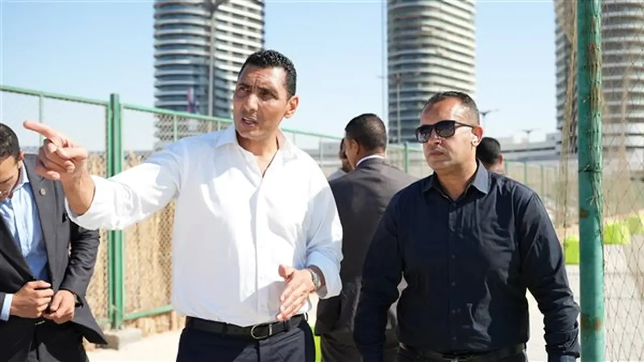 جوهر نبيل يتفقد المنشآت الرياضية في مدينة العلمين الجديدة (صور)