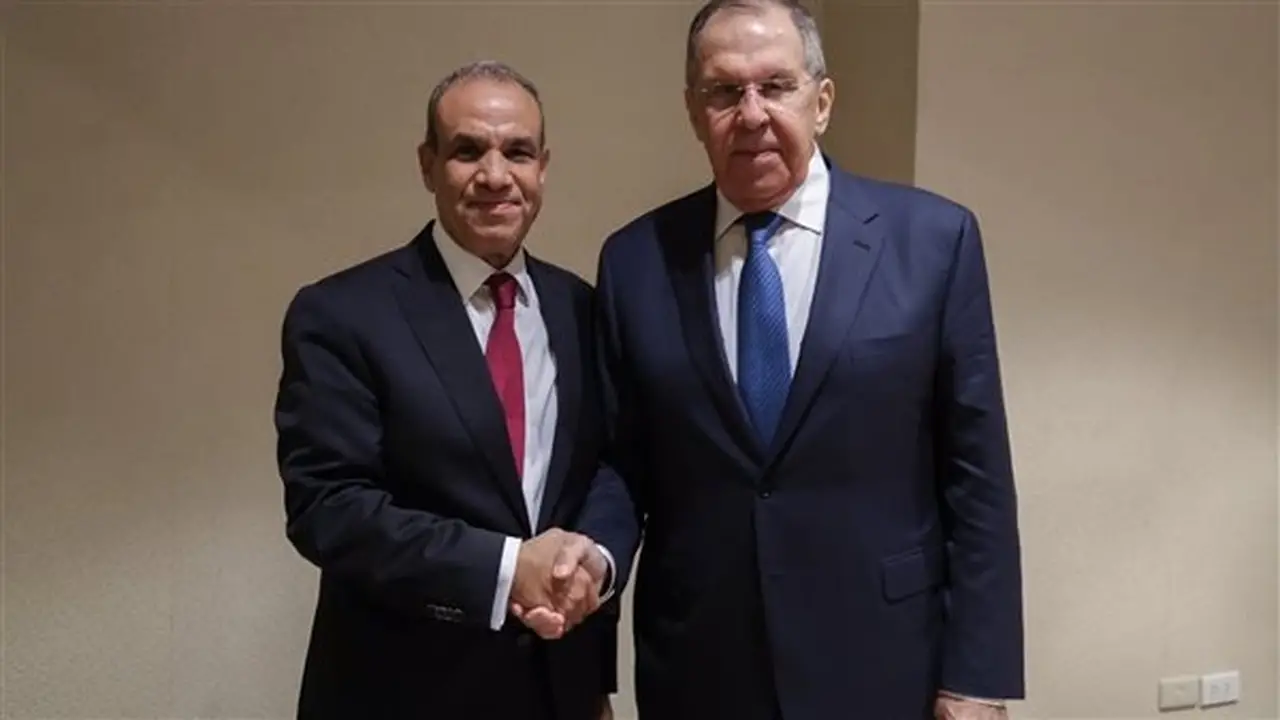 لقاء وزير الخارجية المصري مع نظيره الروسي في مانيلا: تعزيز التعاون الثنائي ومناقشة القضايا الإقليمية