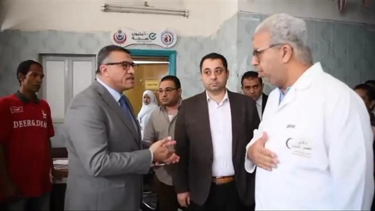 نقابة الأطباء تهاجم محافظ قنا بعد إقالة مدير المستشفى: “لن يحل التعنيف أزمة نقص المستلزمات”