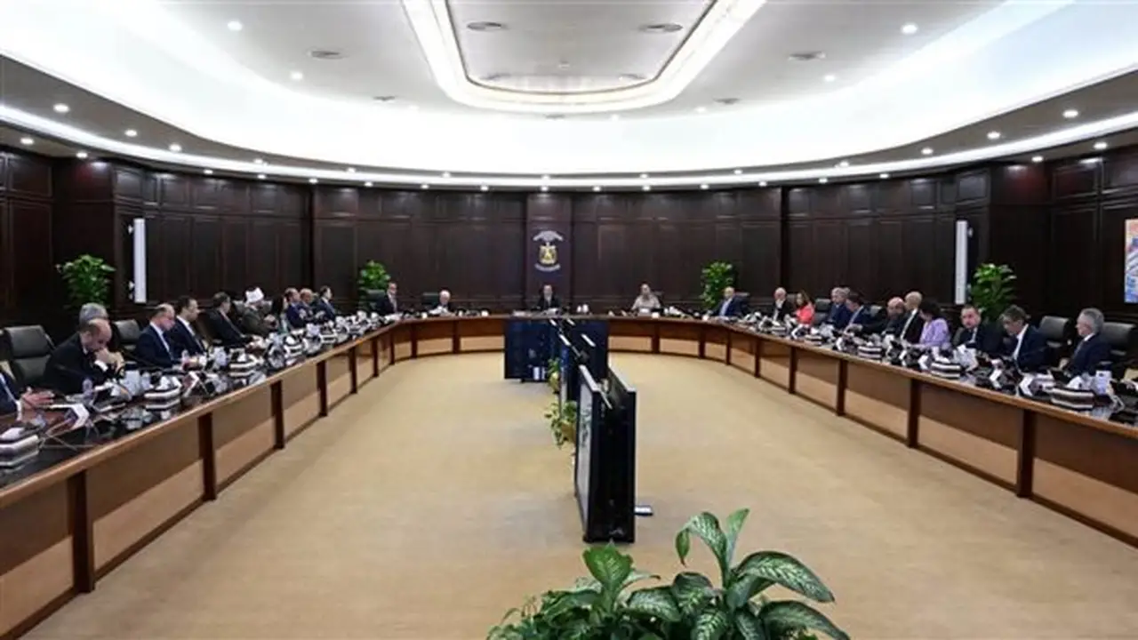 رئيس الوزراء يؤكد على زيادة المخزون الاستراتيجي من المواد البترولية