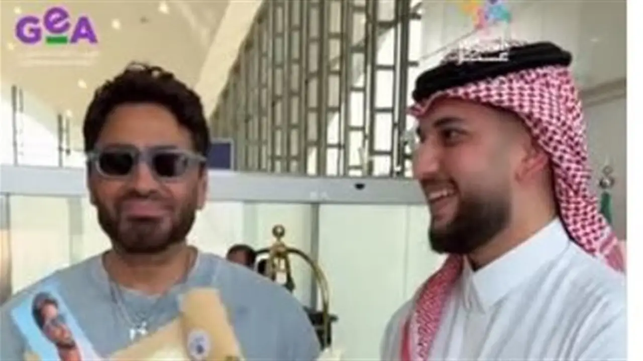 تامر حسني يصل جدة استعدادًا لحفله غدًا بعد طرح ألبومه الجديد (فيديو)