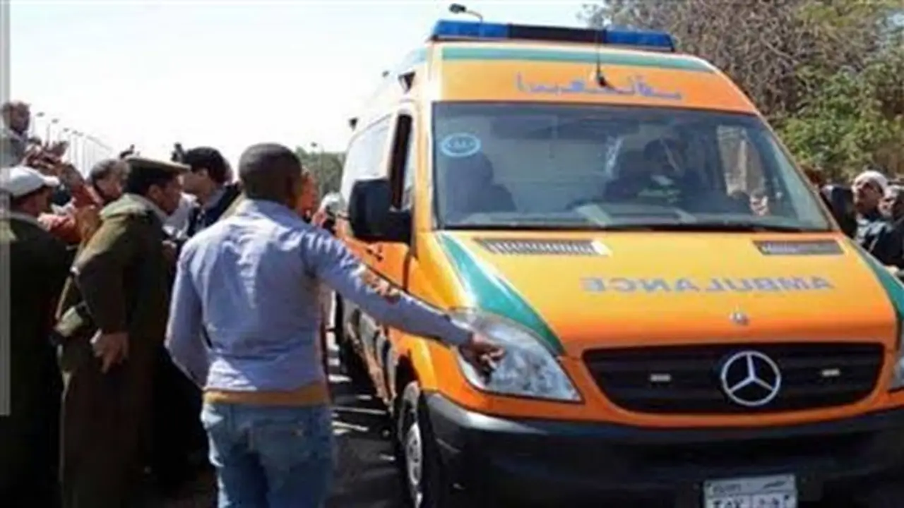 نقل فتاة مصابة بشلل كامل إلى المستشفى بعد العثور عليها بجوار جثمان شقيقها