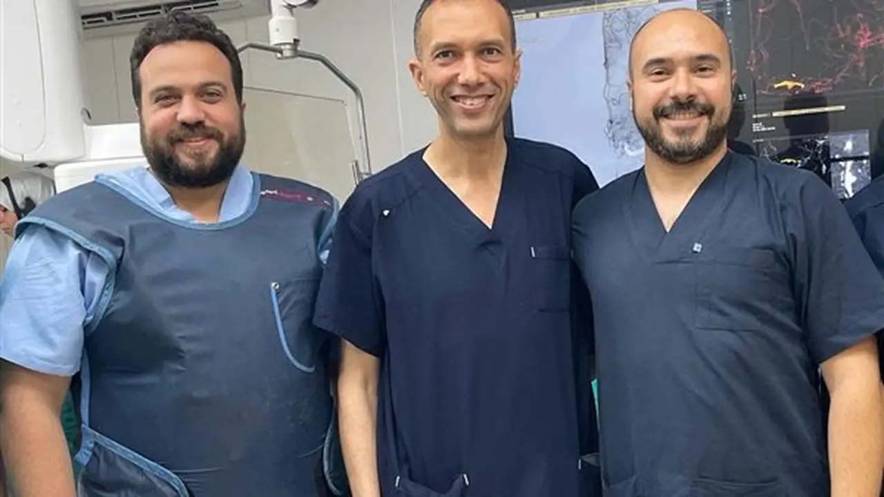 إجراء أول قسطرة مخية تنقذ شابًا من فقدان البصر بمستشفى العاشر الجامعي