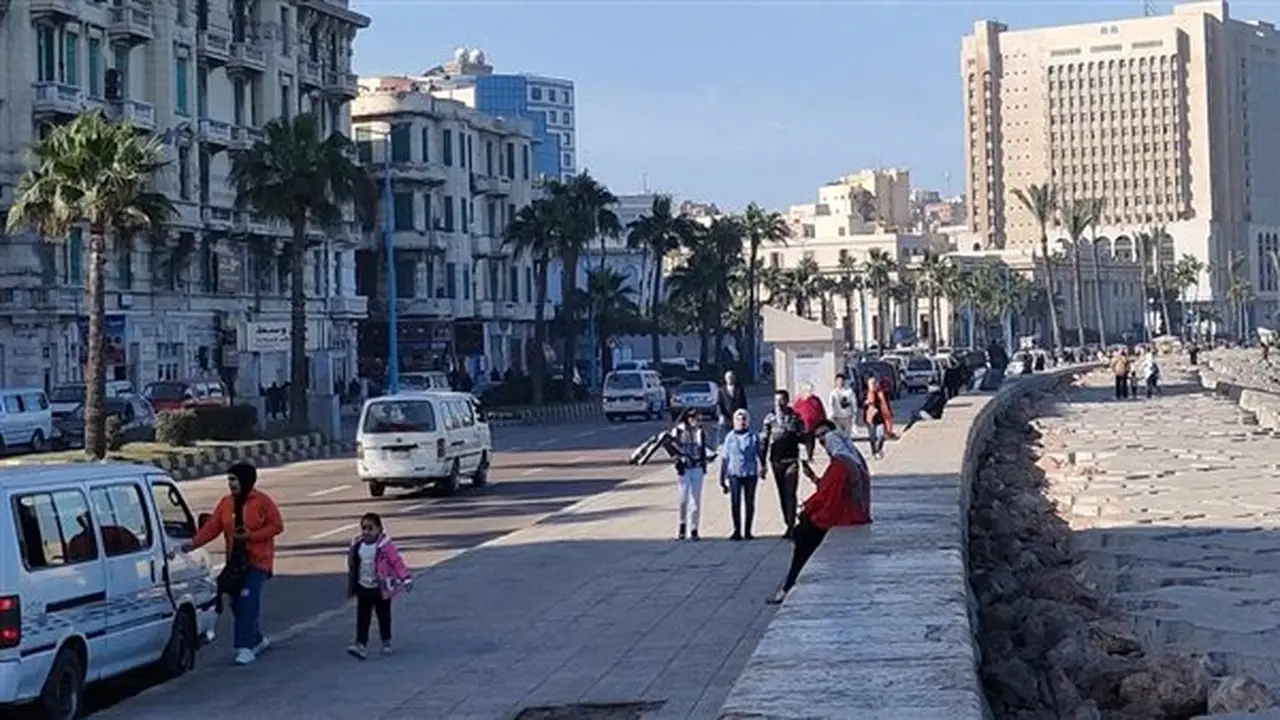 الأرصاد الجوية تحذر من ذروة الموجة الحارة: القاهرة تسجل 42 درجة والصعيد يعاني من حرارة شديدة