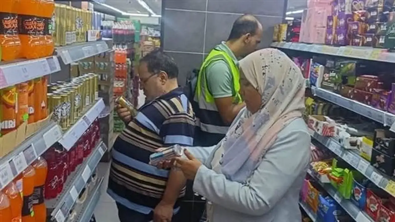 ضبط 106 عبوات مكملات غذائية مجهولة المصدر في حملة لهيئة سلامة الغذاء بالشرقية