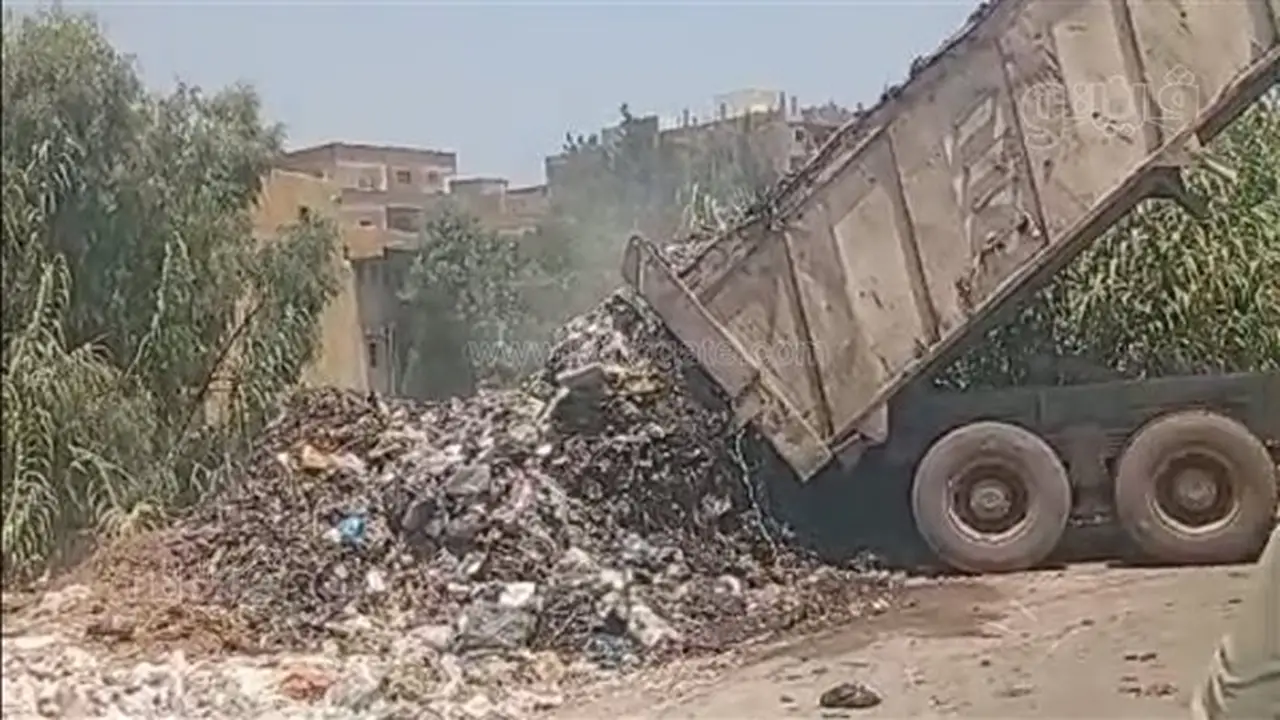 استياء أهالي السنطة بالغربية من إلقاء القمامة في النيل بواسطة سيارات الوحدة المحلية (فيديو وصور)