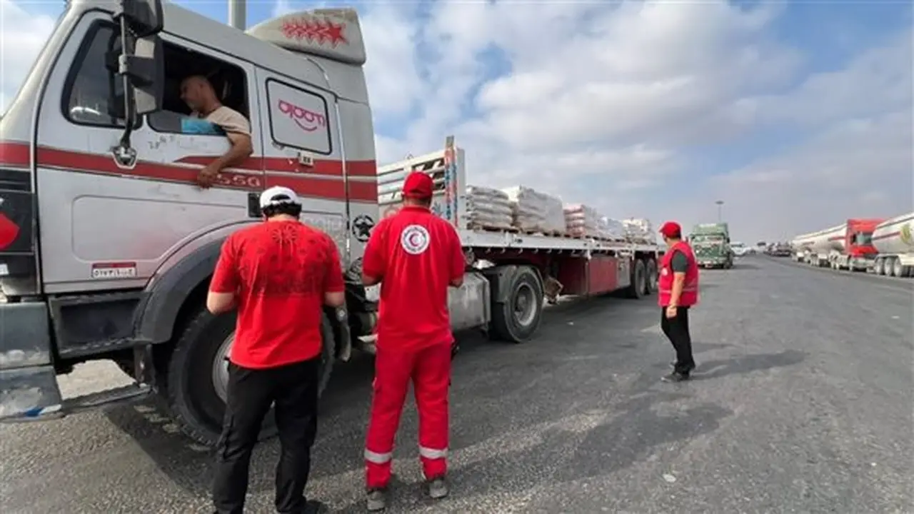 الهلال الأحمر المصري يطلق القافلة 241 «زاد العزة» إلى قطاع غزة