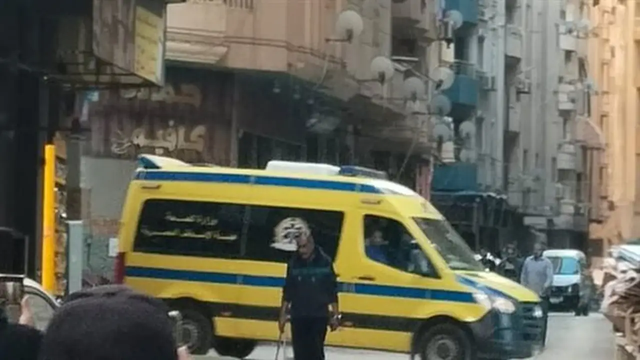 تفاصيل صادمة حول العثور على جثة مسنّة داخل شقة بالإسكندرية: أجزاء مقطعة وأدوات حادة ورائحة كريهة