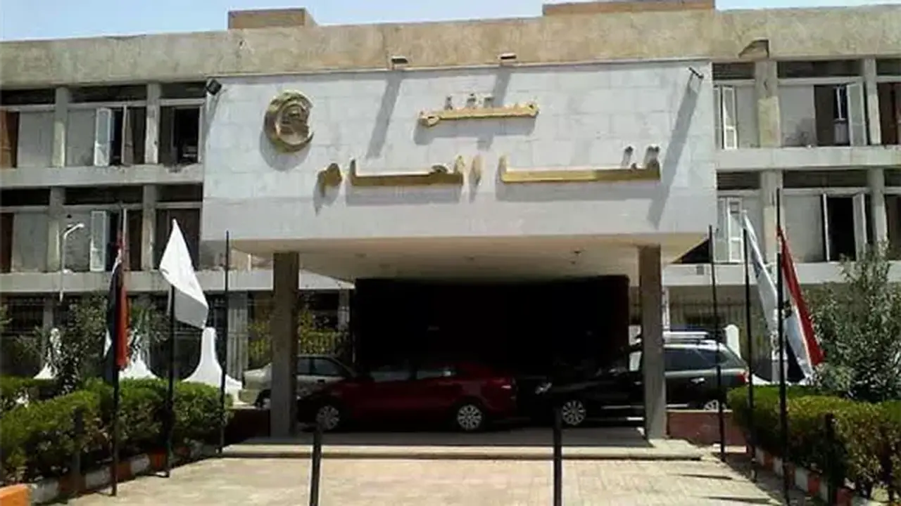 طبيب يكشف عن معوقات إدارية حالّت دون إنشاء قسم لجراحة الأوعية الدموية بعد إقالة مدير مستشفى قنا العام