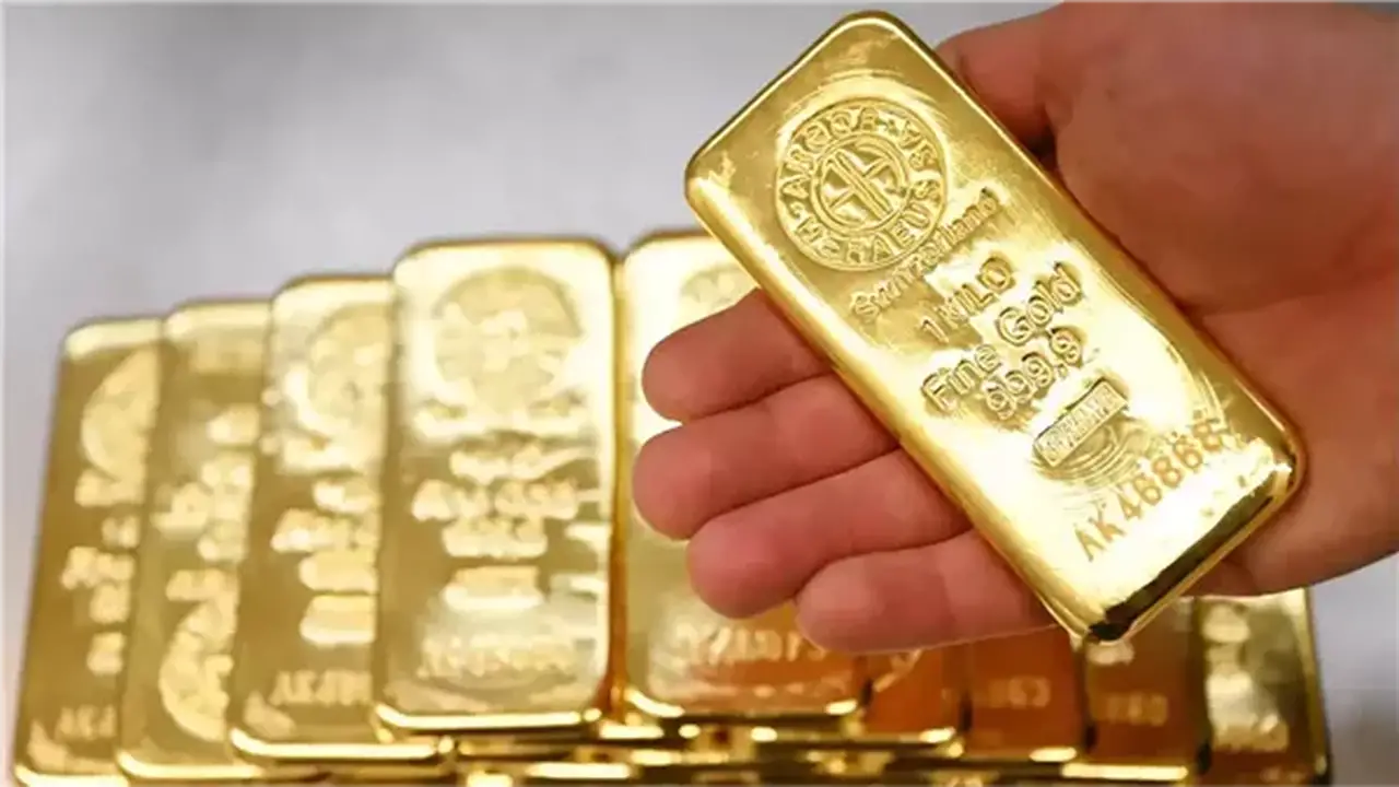 تراجع كبير في سعر الذهب يتجاوز 130 دولاراً للأوقية مع توقعات رفع الفائدة الأمريكية
