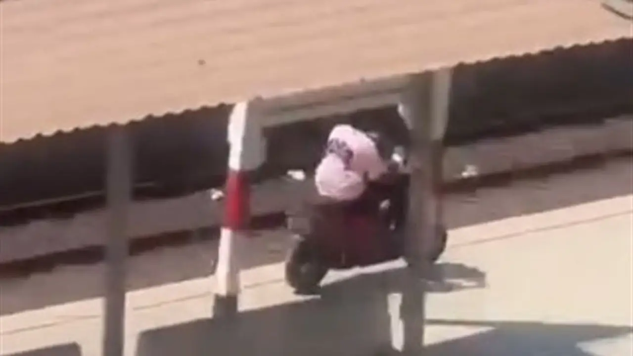 استعراض خطير على رصيف محطة قطار بالغربية يثير الجدل والأمن يتدخل