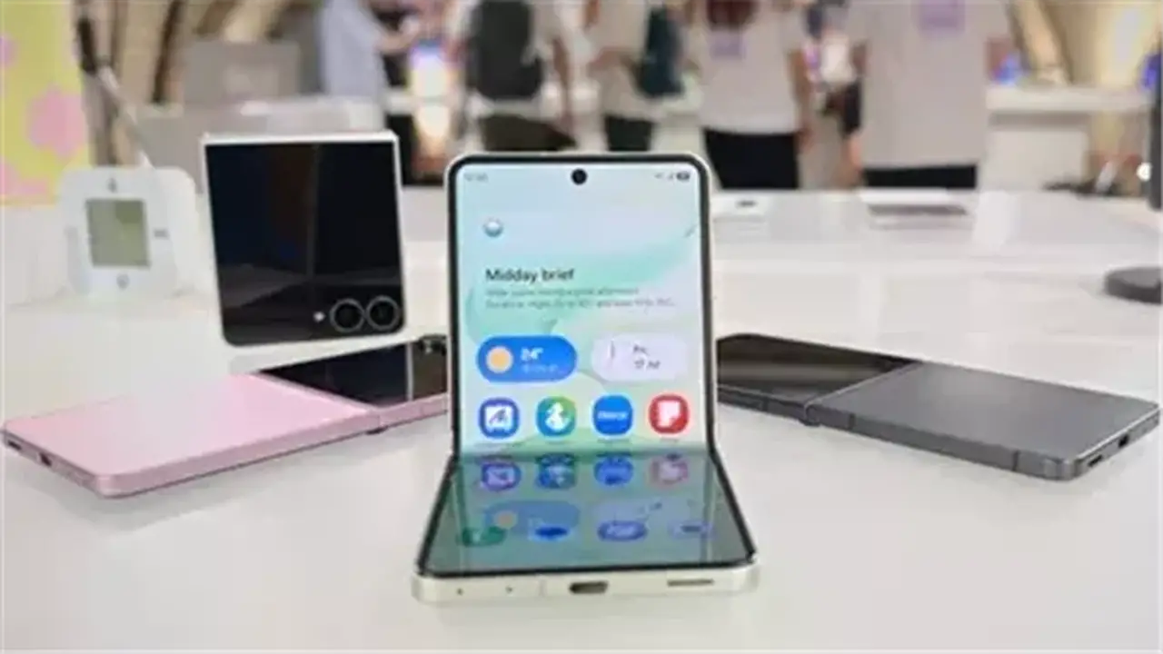 مقارنة شاملة: سامسونج Galaxy Z Flip 8 مقابل Motorola Razr Ultra – أيهما يستحق الشراء؟