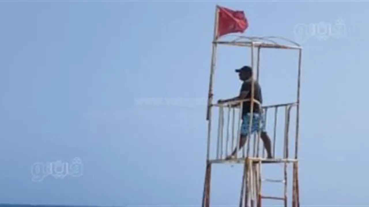 تحذيرات عاجلة من السباحة على شاطئ بورسعيد بسبب ارتفاع الأمواج والأعلام الحمراء ترفرف