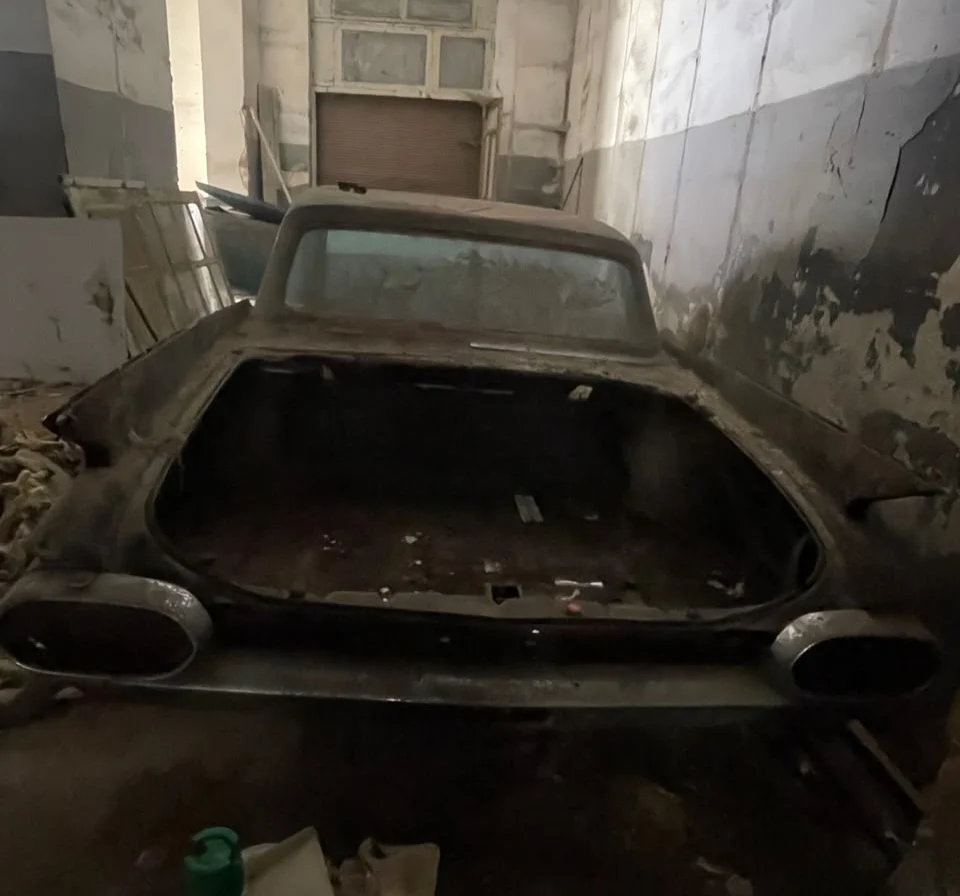 السيارة الكاديلاك بعد سرقة اجزاء منها بالاسكندرية