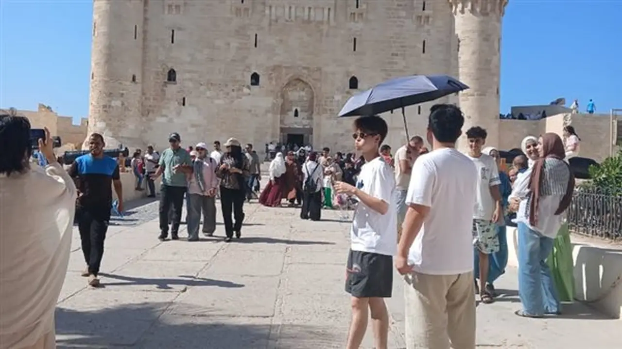 إقبال جماهيري على قلعة قايتباي بالإسكندرية بمناسبة عيد المحافظة القومي (صور)