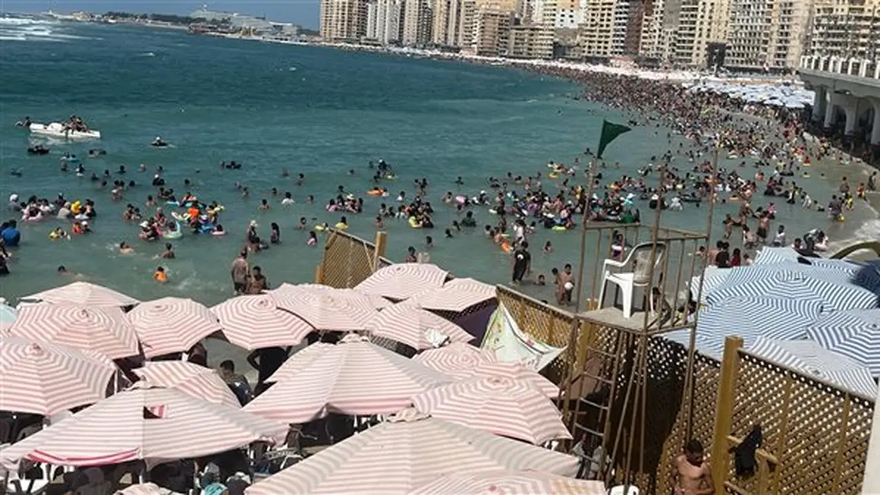 شواطئ الإسكندرية تستقبل الزوار بكامل طاقتها خلال عطلة نهاية الأسبوع