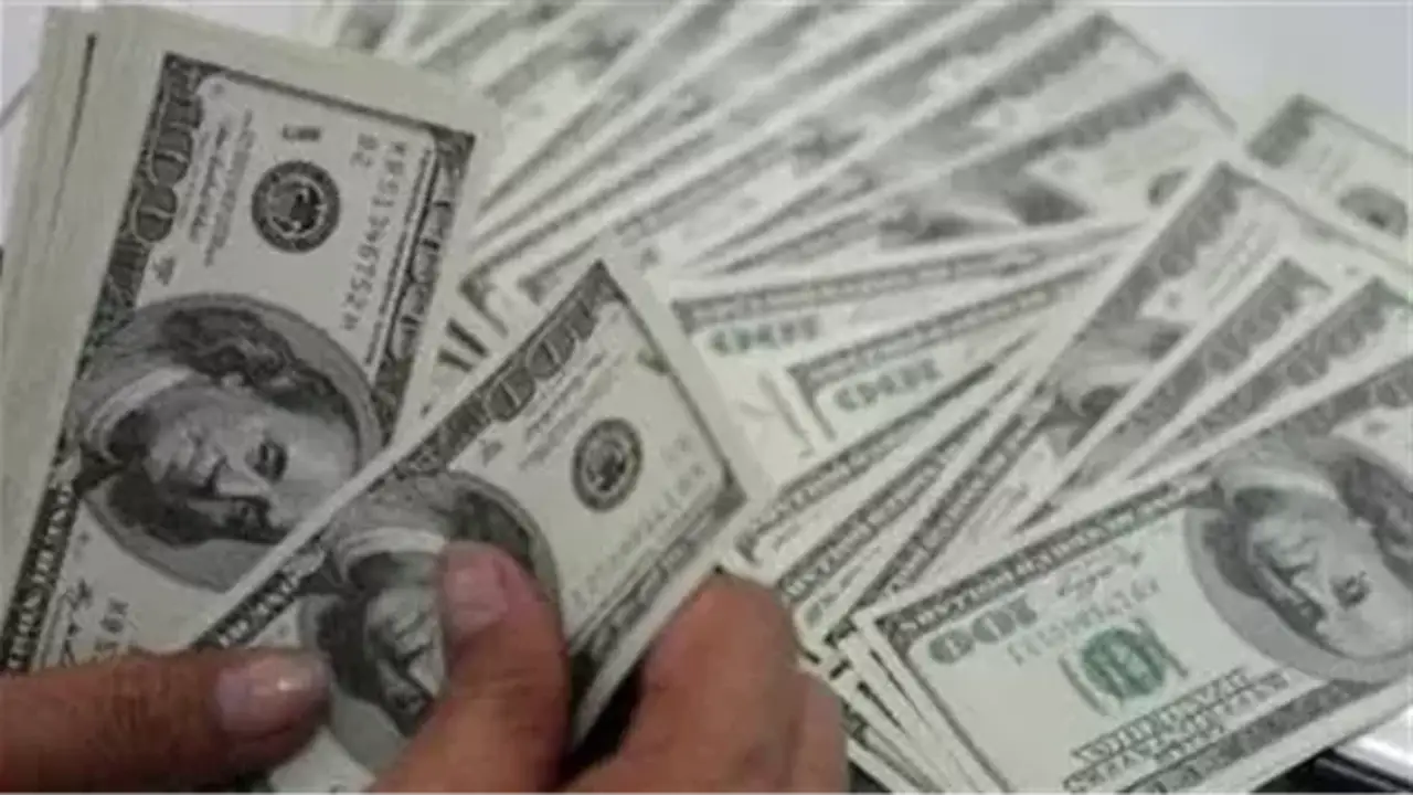 الدولار يرتفع عالميًا مع صعود النفط وتزايد المخاوف التضخمية