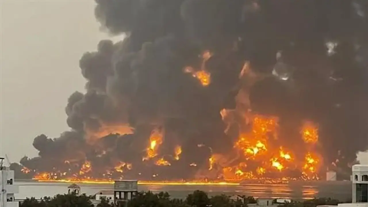 غارات جوية سعودية تستهدف ميناء الحديدة في اليمن