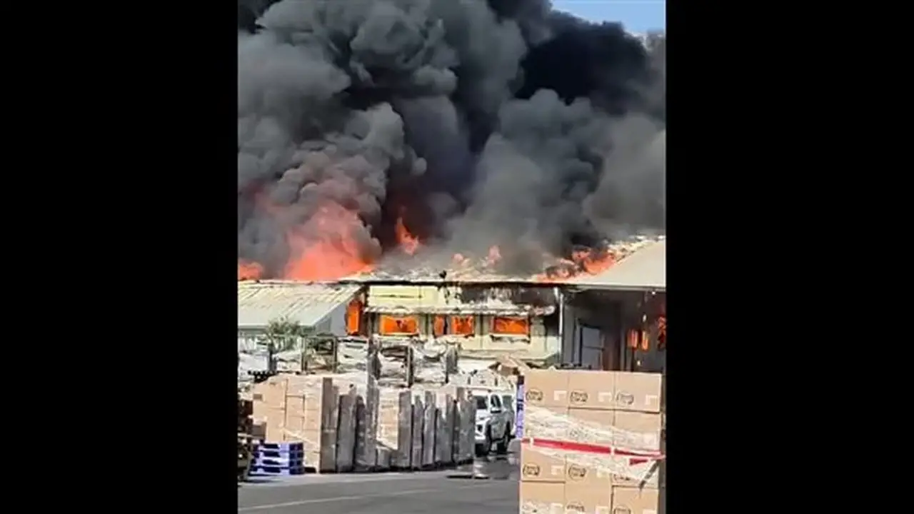 اندلاع حريق هائل في المنطقة الصناعية بسديروت وإخلاء المنطقة بسبب تسرب الأمونيا (فيديو)