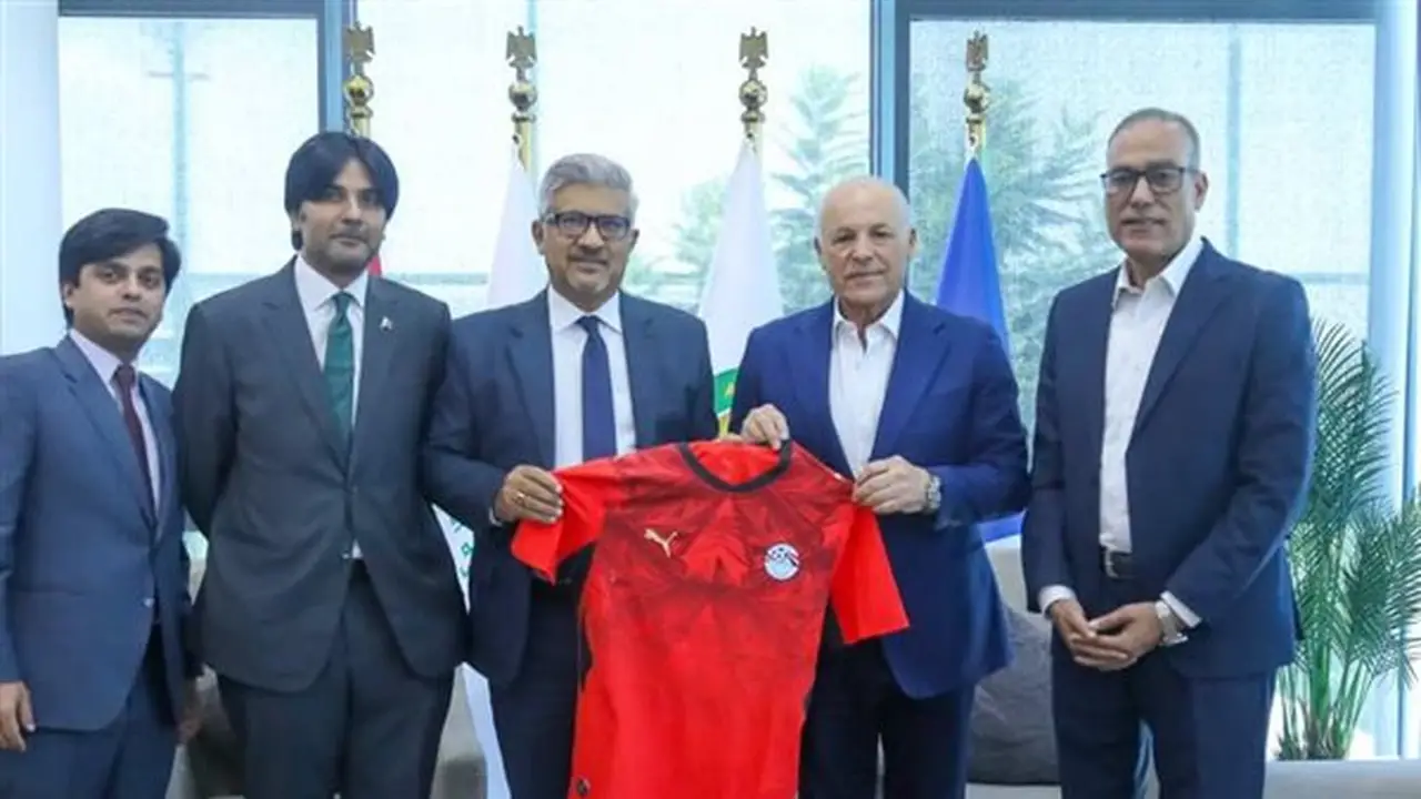 أبوريدة يستقبل السفير الباكستاني لبحث تعزيز التعاون في كرة القدم