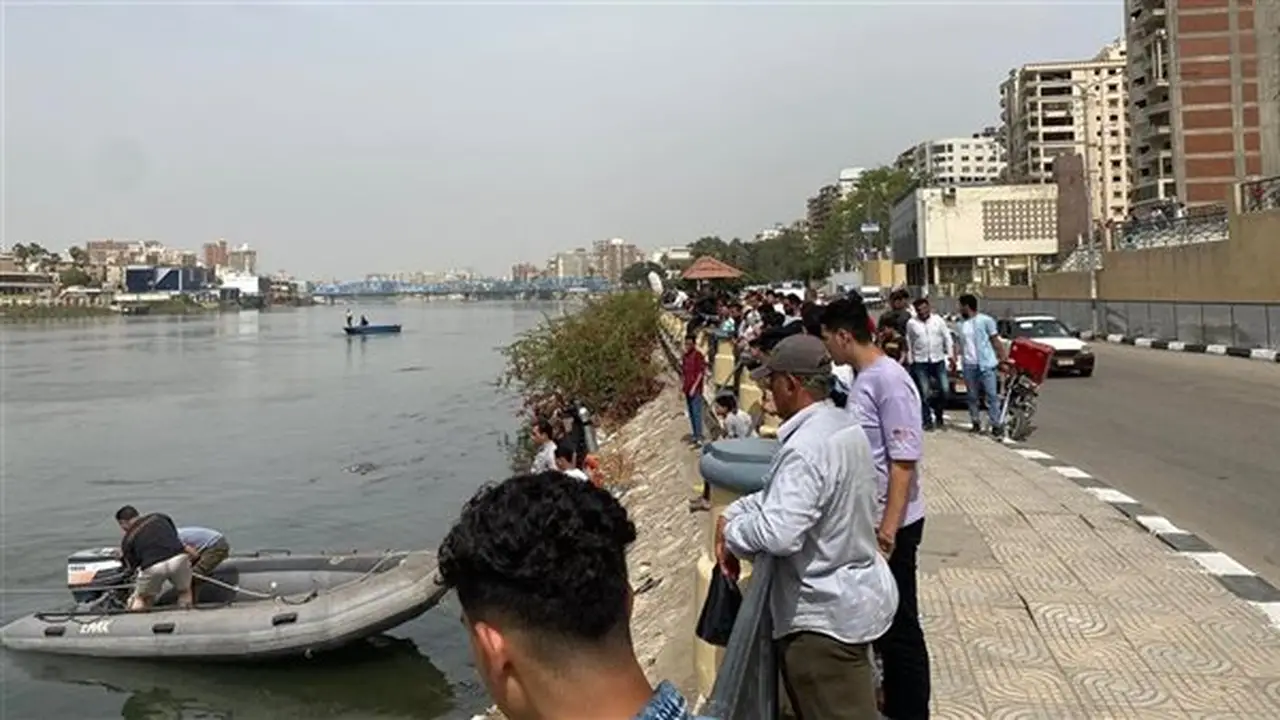 انتشال جثة شاب بعد إلقائه نفسه في نهر النيل أمام مجلس مدينة طلخا