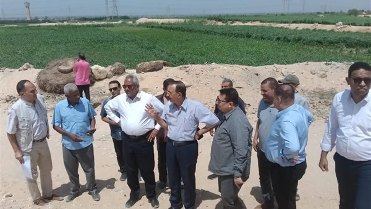 محافظ سوهاج يبحث بدائل لإنشاء مقابر جديدة في طهطا ويقوم بمتابعة مزرعة الصرف الصحي بنزلة عمارة