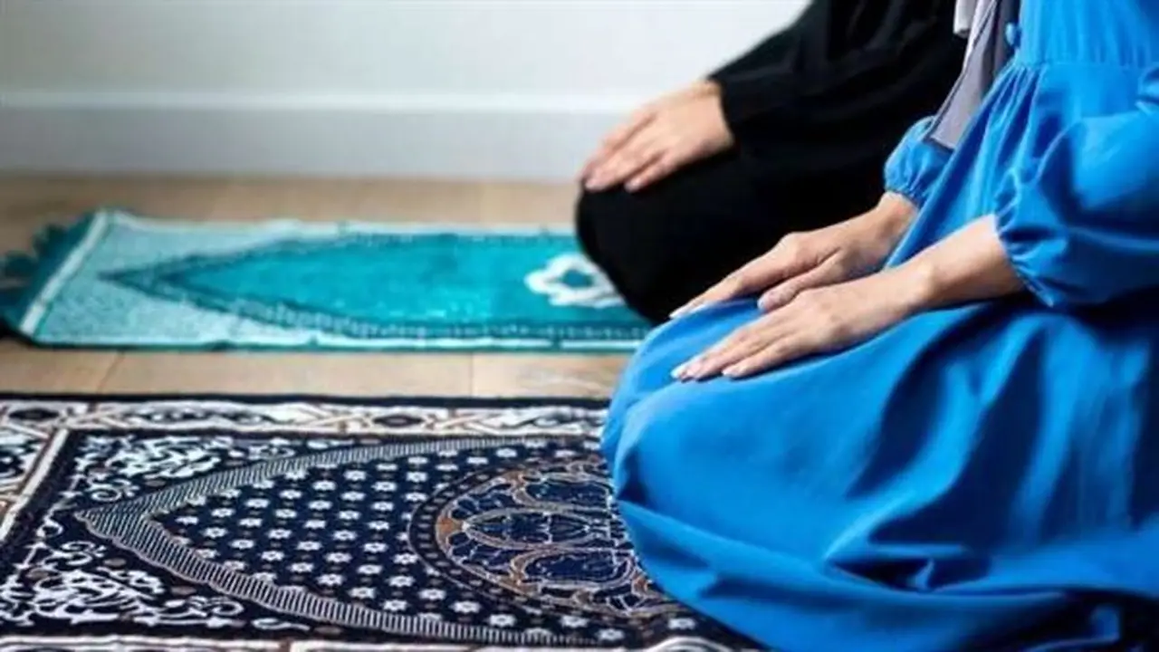 الإفتاء توضح: حكم إمامة المرأة للنساء ومكان وقوفها