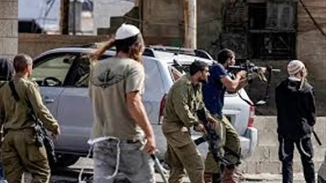 إصابة فلسطينيين في هجوم لمستوطنين وقوات الاحتلال على تجمع بدوي شمال القدس