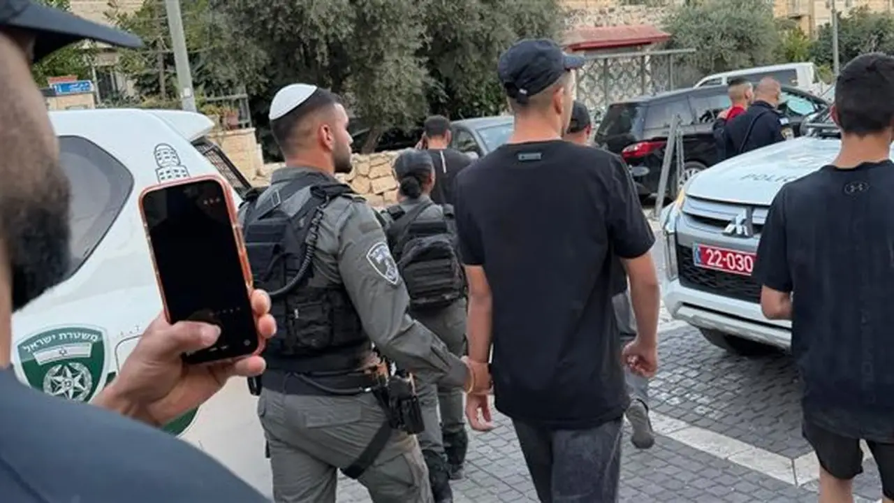 حملة اعتقالات واسعة في الضفة والمستوطنون يقتحمون قرية شرق نابلس تحت حماية الاحتلال