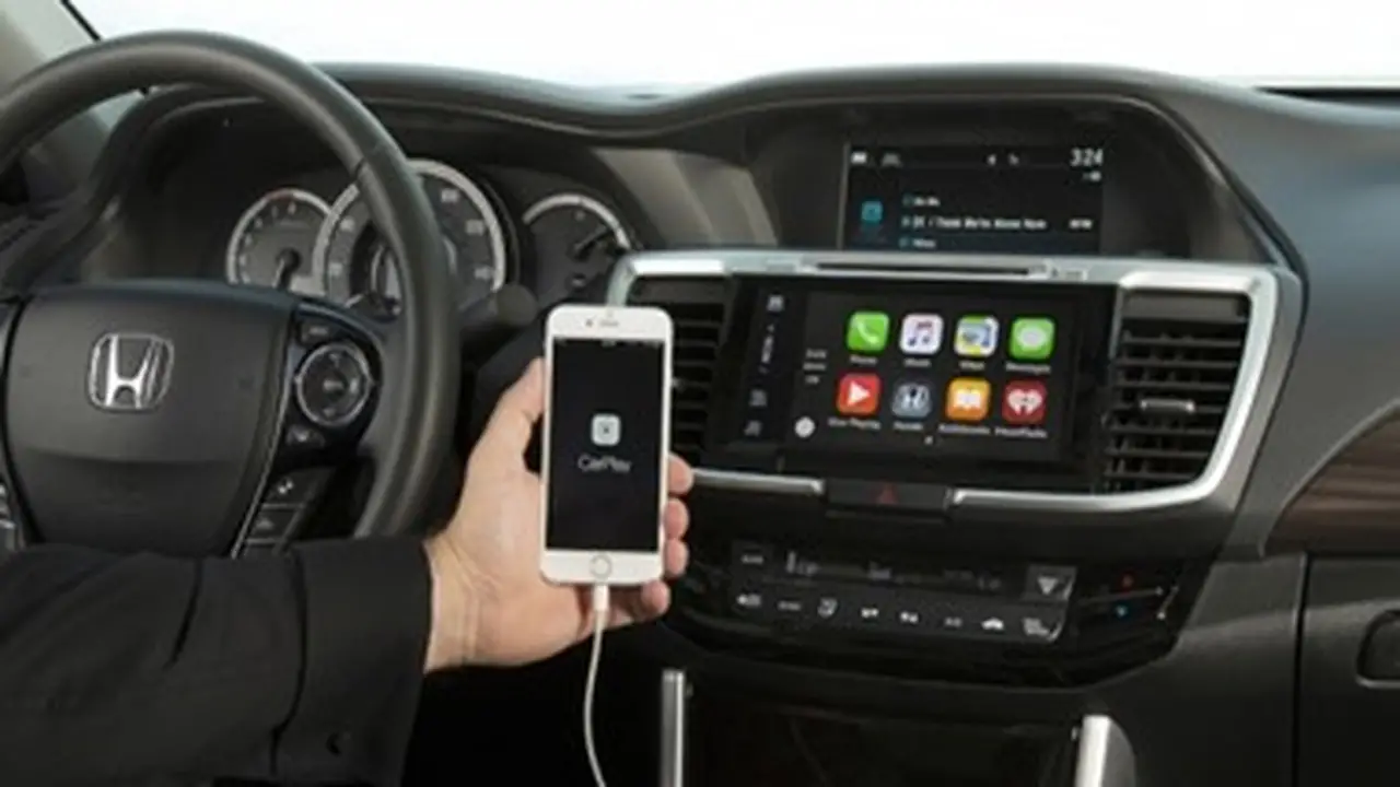 آبل تعلن عن تحديث كبير لـCarPlay في iOS 27: تشغيل الفيديو على شاشة السيارة بشروط محددة