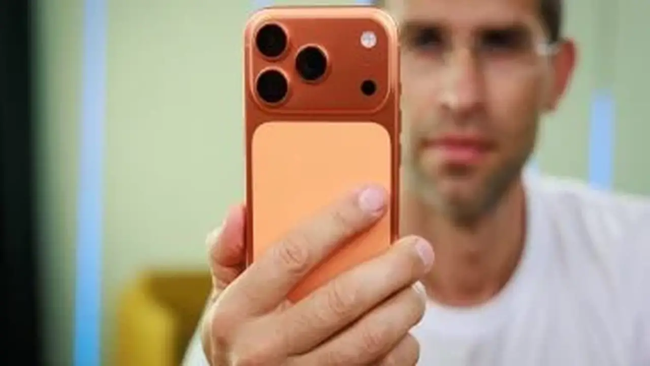 آبل تدرس تقليص إنتاج iPhone 17 بسبب ارتفاع تكاليف المكونات ونقص الذاكرة
