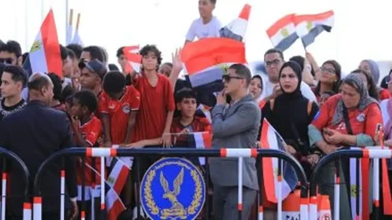 جماهير غفيرة ونجوم الفن والسياسة في استقبال منتخب مصر بمطار العلمين الجديدة