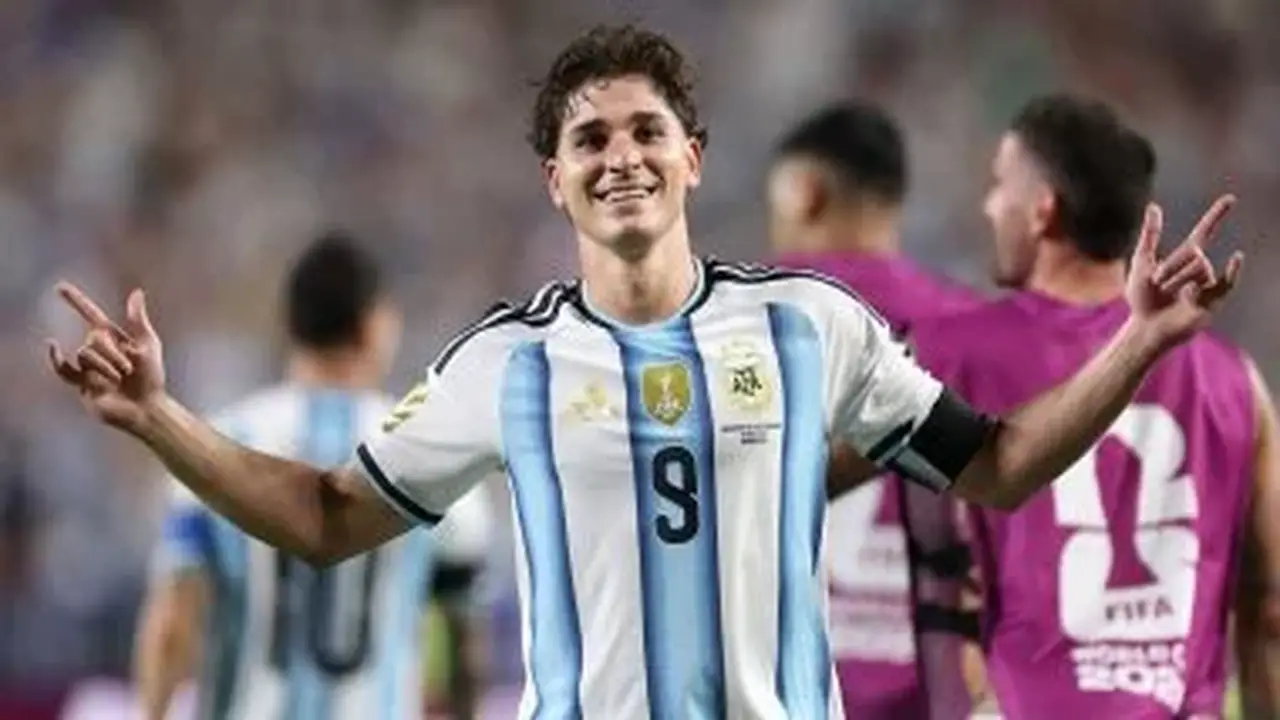 أرسنال يسعى لضم ألفاريز من أتلتيكو مدريد بعد كأس العالم