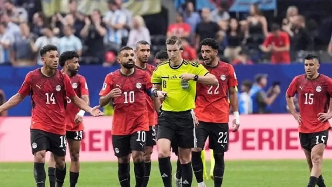 أساطير مانشستر يونايتد ينتقدون قرارات الـVAR في مواجهة مصر والأرجنتين