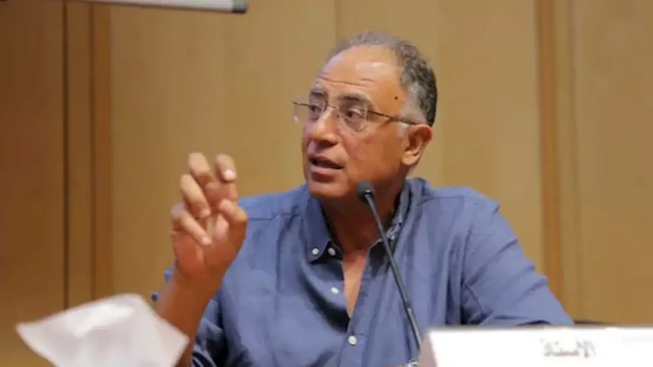 أشرف العشماوي يحذر الروائيين من مخاطر الذكاء الاصطناعي في ندوة بمكتبة الإسكندرية – صور