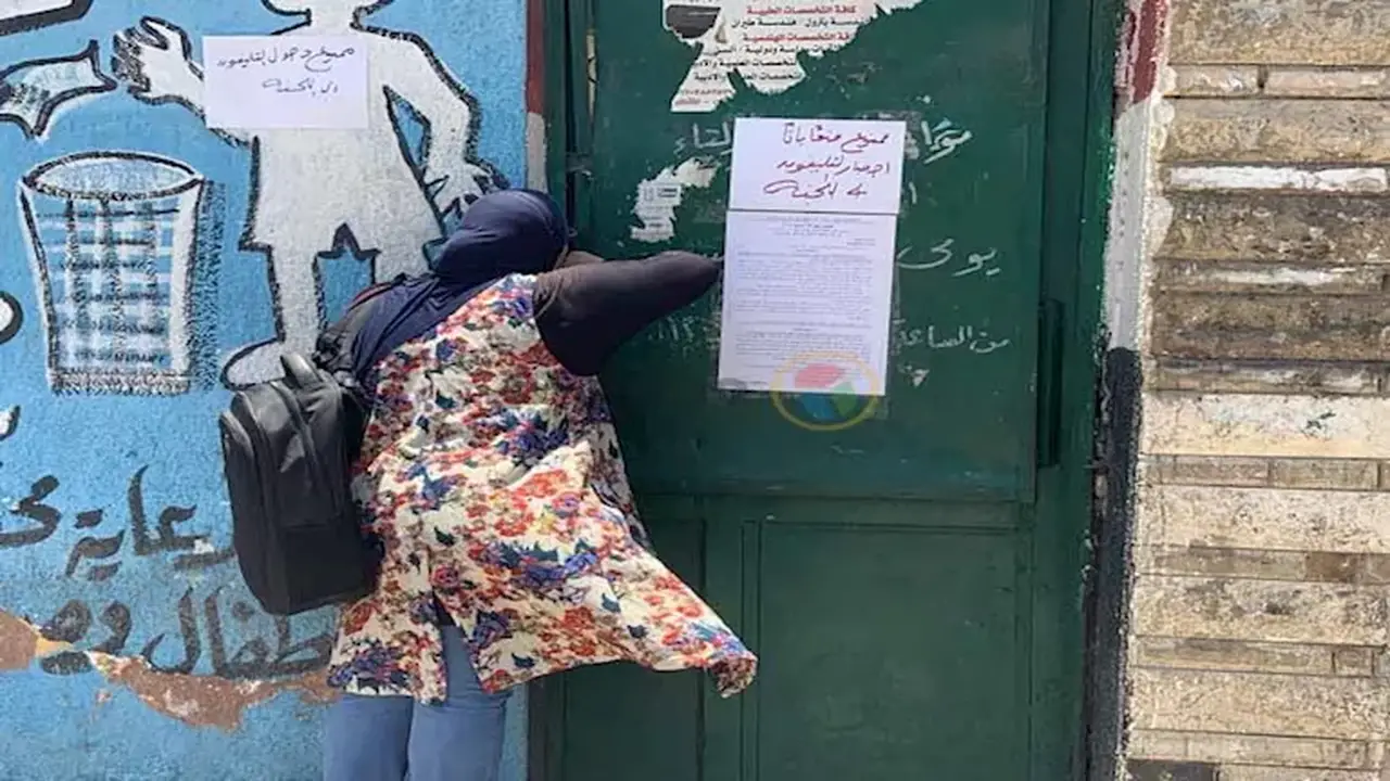 أم تبكي أمام لجنة امتحانات الثانوية العامة في الشرقية: “الثانوية العامة أصبحت رعبًا”