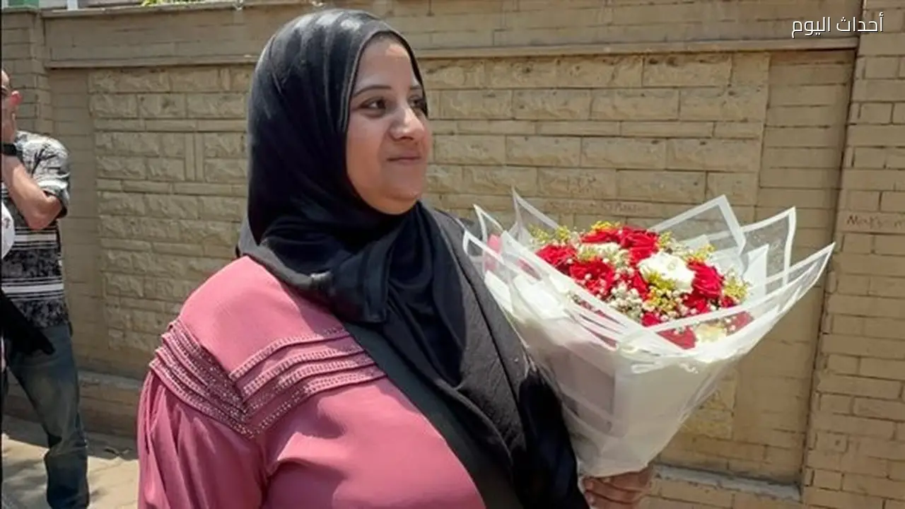 أم تنتظر ابنتها بالورود أمام لجان الثانوية العامة: “أسعى لإدخال الفرحة في قلبها بعد الامتحان” (فيديو)