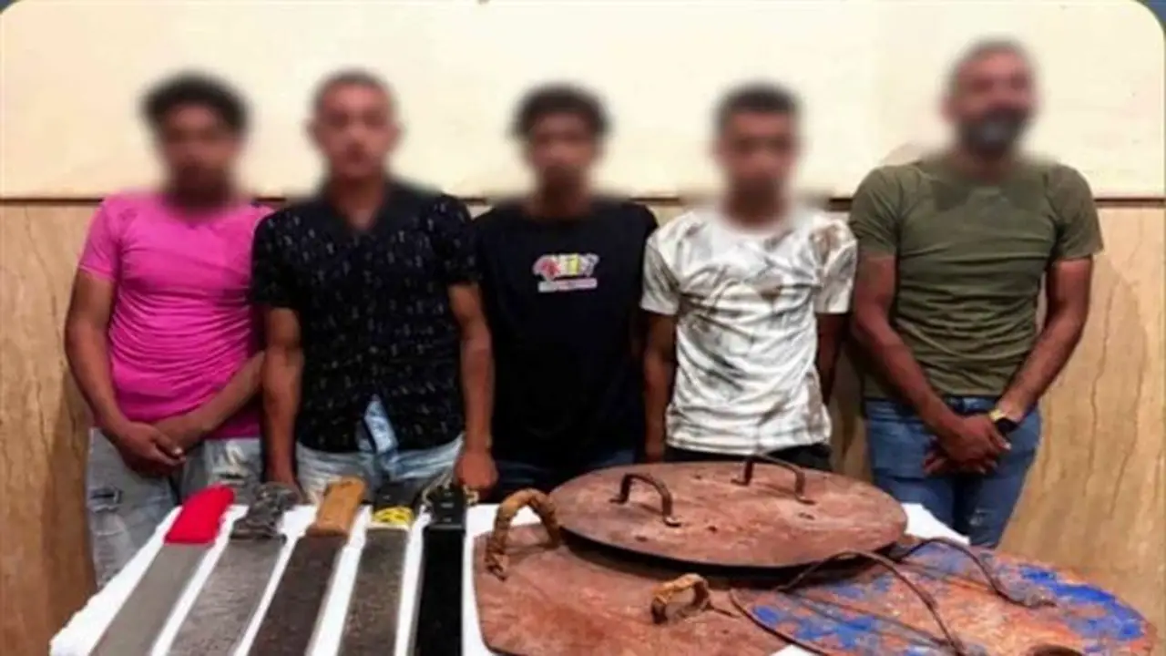ضبط 5 أشخاص في الإسكندرية بتهمة التلويح بأسلحة بيضاء في فيديو متداول