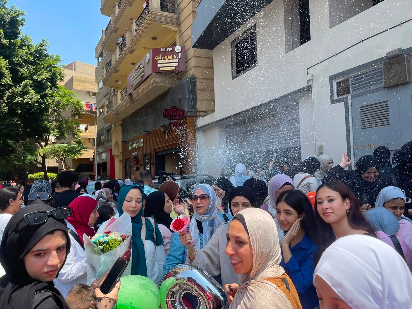 أمهات الثانوية العامة يستقبلن بناتهن بعد آخر امتحان أمهات الثانوية العامة يستقبلن بناتهن بعد آخر امتحان