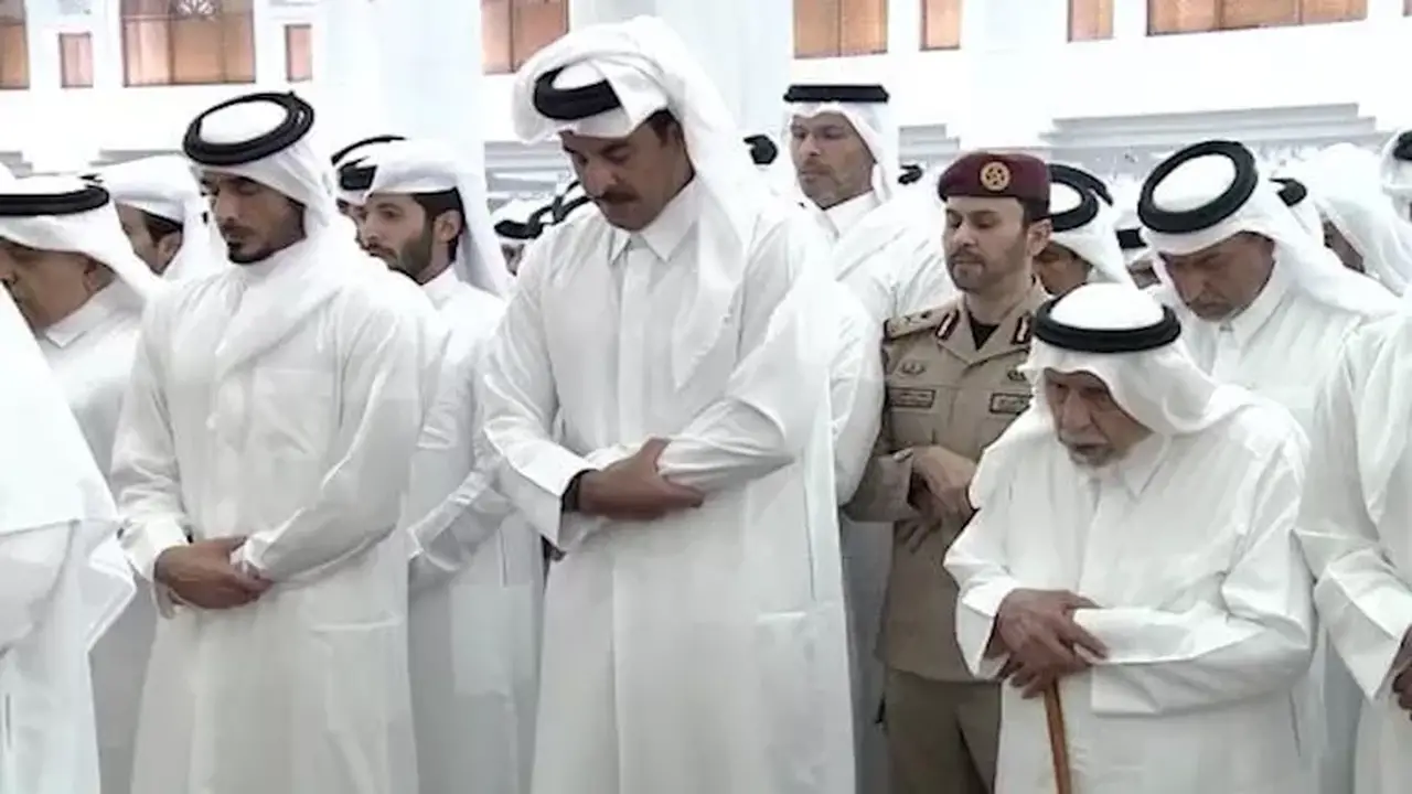 أمير قطر يتقدم المصلين في جنازة الشيخ حمد بن خليفة آل ثاني – فيديو
