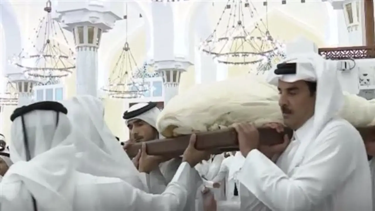 أمير قطر يشارك في تشييع جثمان والده الشيخ حمد بن خليفة آل ثاني بالدوحة