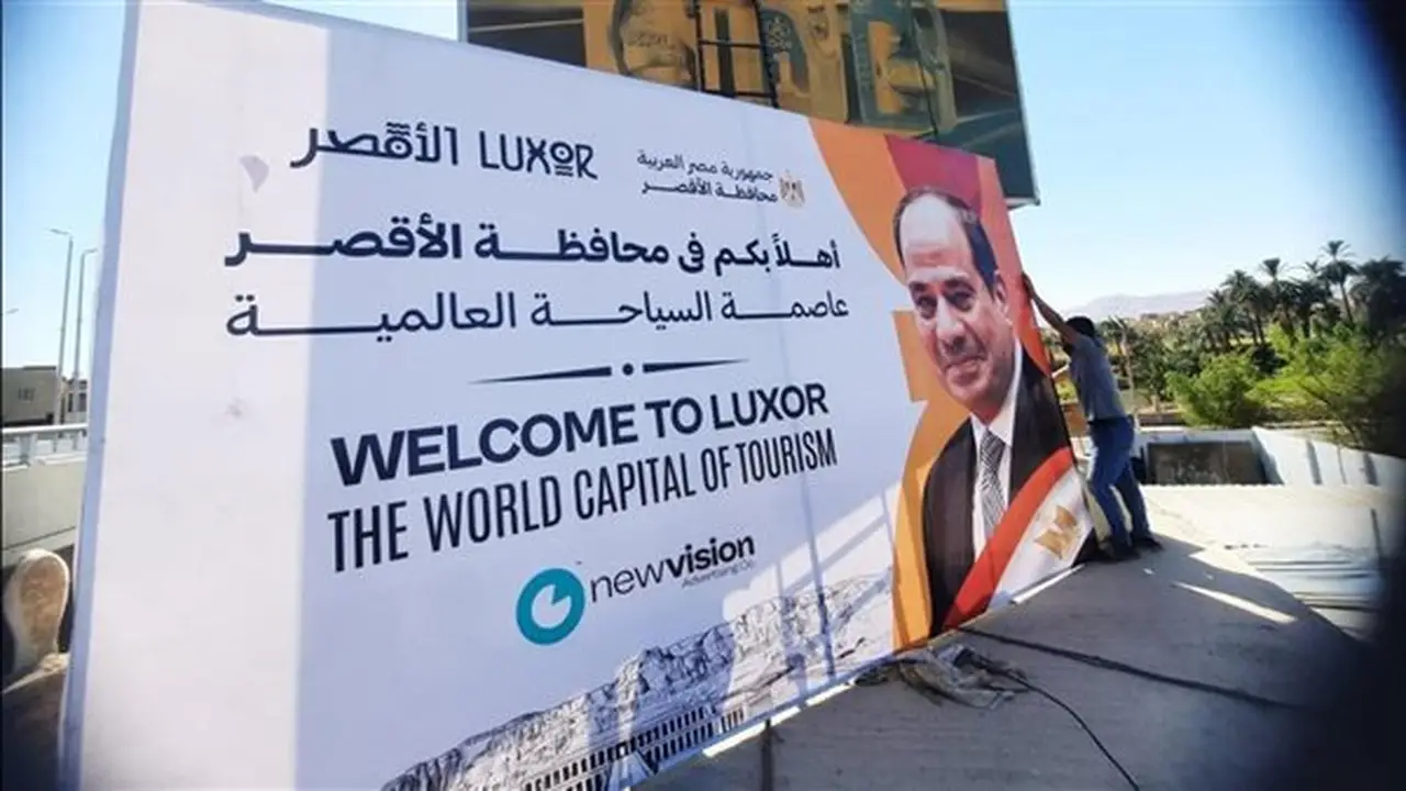 تركيب لوحات ترحيبية بشارع مطار الأقصر: أهلاً بكم في عاصمة السياحة العالمية