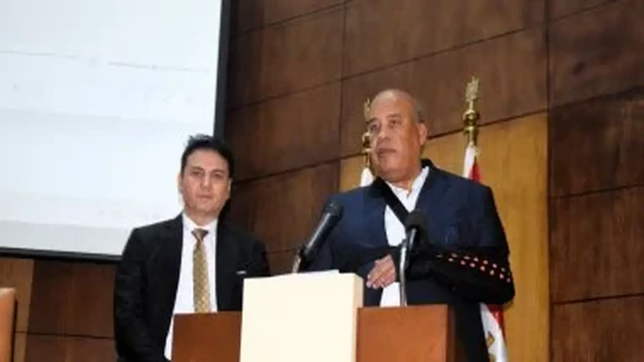 أيمن العشري يكرم موظفي غرفة القاهرة التجارية وأبناءهم المتفوقين