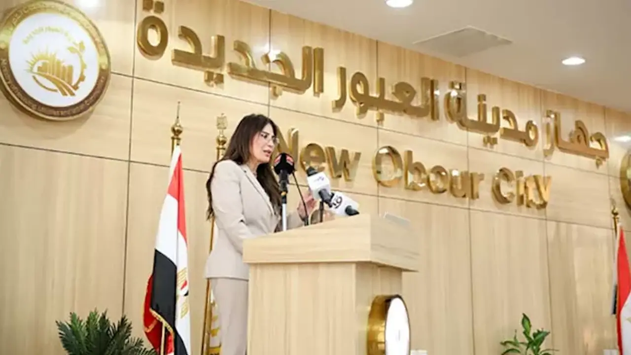 تسليم عقود توفيق أوضاع الأراضي المضافة في العبور والشروق